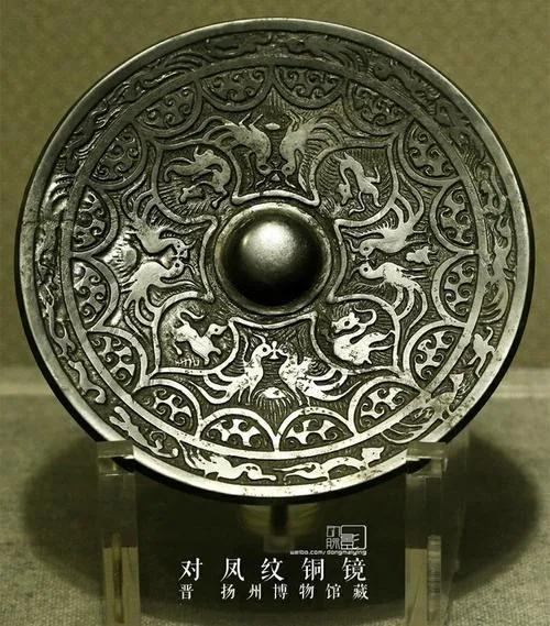 青铜镜的魅力：了解古时文物青铜镜的历史背景和价值！（纵览青铜镜的美丽与神秘）(图1)