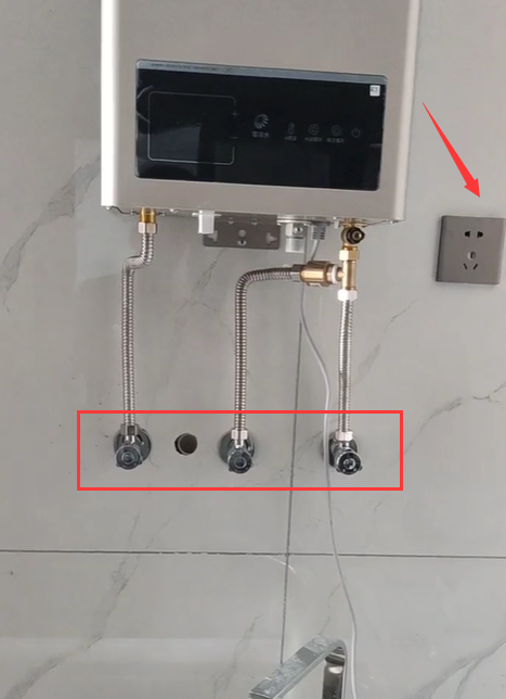家用燃气热水器安装高度的标准是多少（燃气热水器水管如何预留尺寸图）(图1)